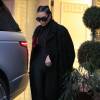Kim Kardashian, toute de noir vêtue, quitte le centre de dermatologie et laser Epione à Beverly Hills, le 18 février 2016.