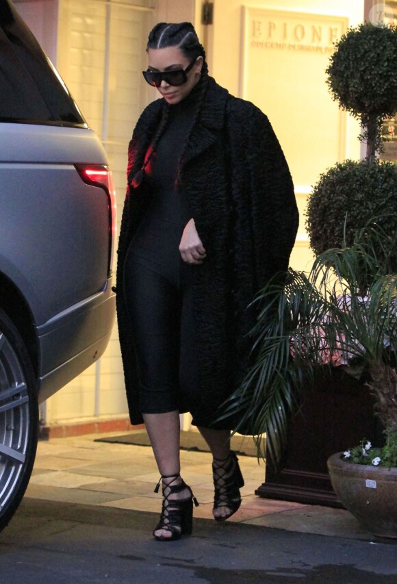 Kim Kardashian, toute de noir vêtue, quitte le centre de dermatologie et laser Epione à Beverly Hills, le 18 février 2016.