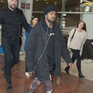 Kanye West arrive à l'aéroport Roissy Charles-de-Gaulle, en provenance de Los Angeles le 18 février 2016.