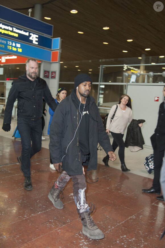 Kanye West arrive à l'aéroport Roissy Charles-de-Gaulle, en provenance de Los Angeles le 18 février 2016.