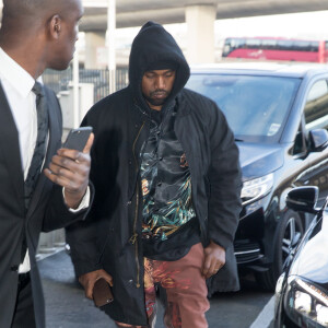 Exclusif - Kanye West arrive à l'aéroport de Roissy-Charles-de-Gaulle pour prendre un avion, destination Los Angeles. Roissy, le 19 février 2016.