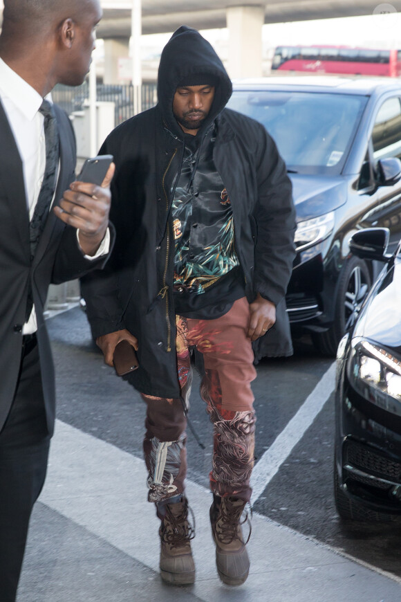 Exclusif - Kanye West arrive à l'aéroport de Roissy-Charles-de-Gaulle pour prendre un avion, destination Los Angeles. Roissy, le 19 février 2016.