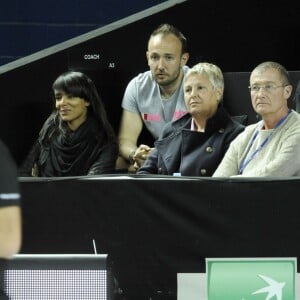 Shy'm avec les parents de Benoît Paire, Eliane et Philippe, dans les tribunes de l'Open 13 de Marseille lors du quart de finale de Benoît Paire le 19 février 2016, victorieux contre Stanislas Wawrinka.