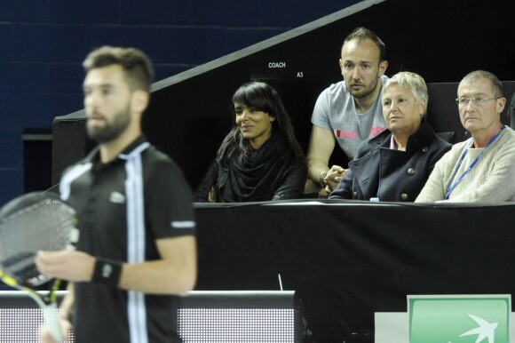 Shy'm avec les parents de Benoît Paire, Eliane et Philippe, dans les tribunes de l'Open 13 de Marseille lors du quart de finale de Benoît Paire le 19 février 2016, victorieux contre Stanislas Wawrinka.