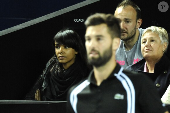 Shy'm avec la mère de Benoît Paire, Eliane, dans les tribunes de l'Open 13 de Marseille lors du quart de finale de Benoît Paire le 19 février 2016, victorieux contre Stanislas Wawrinka.