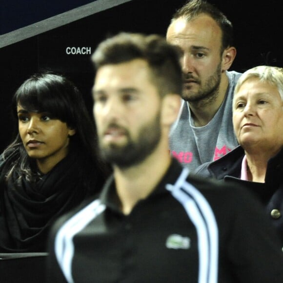 Shy'm avec la mère de Benoît Paire, Eliane, dans les tribunes de l'Open 13 de Marseille lors du quart de finale de Benoît Paire le 19 février 2016, victorieux contre Stanislas Wawrinka.