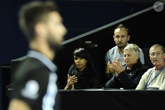 Shy'm avec les parents de Benoît Paire, Eliane et Philippe, dans les tribunes de l'Open 13 de Marseille lors du quart de finale de Benoît Paire le 19 février 2016, victorieux contre Stanislas Wawrinka.