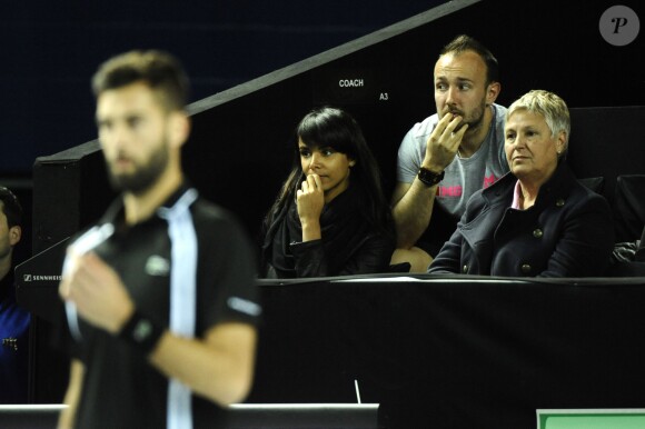 Shy'm avec la mère de Benoît Paire, Eliane, dans les tribunes de l'Open 13 de Marseille lors du quart de finale de Benoît Paire le 19 février 2016, victorieux contre Stanislas Wawrinka.