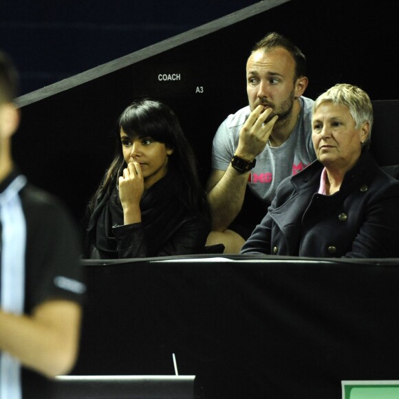 Shy'm avec la mère de Benoît Paire, Eliane, dans les tribunes de l'Open 13 de Marseille lors du quart de finale de Benoît Paire le 19 février 2016, victorieux contre Stanislas Wawrinka.