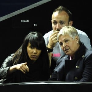 Shy'm avec la mère de Benoît Paire, Eliane, dans les tribunes de l'Open 13 de Marseille lors du quart de finale de Benoît Paire le 19 février 2016, victorieux contre Stanislas Wawrinka.