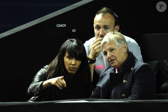 Shy'm avec la mère de Benoît Paire, Eliane, dans les tribunes de l'Open 13 de Marseille lors du quart de finale de Benoît Paire le 19 février 2016, victorieux contre Stanislas Wawrinka.