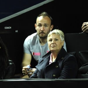 Shy'm avec la mère de Benoît Paire, Eliane, dans les tribunes de l'Open 13 de Marseille lors du quart de finale de Benoît Paire le 19 février 2016, victorieux contre Stanislas Wawrinka.