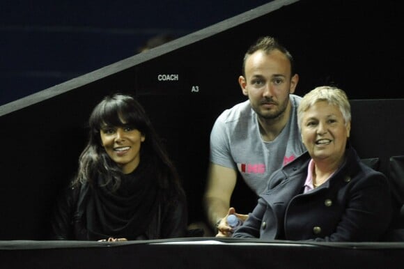 Shy'm avec la mère de Benoît Paire, Eliane, dans les tribunes de l'Open 13 de Marseille lors du quart de finale de Benoît Paire le 19 février 2016, victorieux contre Stanislas Wawrinka.