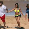 Exclusif - Le chanteur Ne-Yo et sa compagne Crystal Renay s'essayent au paddle boarding sans grand succès sur la plage à Maui, le 28 mai 2015 lors de leurs vacances à Hawaï