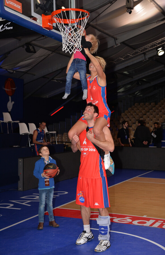 Exclusif - Elodie Gossuin, son mari Bertrand Lacherie, leur fils Jules et leur fille Joséphine, lors du match des célébrités (défi AG2R-La Mondiale) au profit de l'association Les Petits Princes dans le cadre de la Disneyland Paris Leaders Cup LNB, à la Disney Events Arena à Marne-la-Vallée, le 20 février 2016. © Veeren