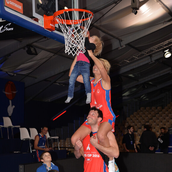 Exclusif - Elodie Gossuin, son mari Bertrand Lacherie, leur fils Jules et leur fille Joséphine, lors du match des célébrités (défi AG2R-La Mondiale) au profit de l'association Les Petits Princes dans le cadre de la Disneyland Paris Leaders Cup LNB, à la Disney Events Arena à Marne-la-Vallée, le 20 février 2016. © Veeren