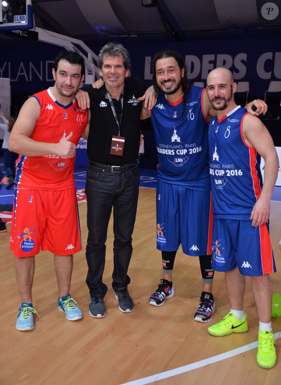 Exclusif - Thomas Thouroude, Claude Bergeaud (entraîneur de basket), Cartman et Moundir, lors du match des célébrités (défi AG2R-La Mondiale) au profit de l'association Les Petits Princes dans le cadre de la Disneyland Paris Leaders Cup LNB, à la Disney Events Arena à Marne-la-Vallée, le 20 février 2016. © Veeren