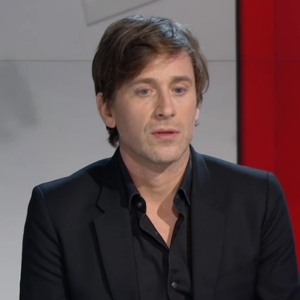 Le chanteur Thomas Dutronc fait des confidences sur l'état de santé de sa mère, Françoise Hardy. Radio Télévision Suisse. Février 2016.