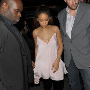 Rihanna arrive à l'Arc lors de la fashion week à Paris, le 3 octobre 2015.