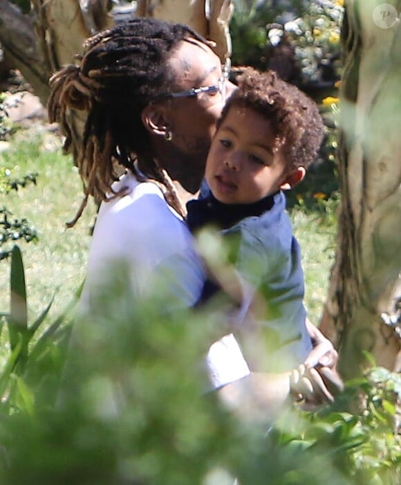 Wiz Khalifa et son fils Sebastian à Los Angeles, le 20 février 2016.
