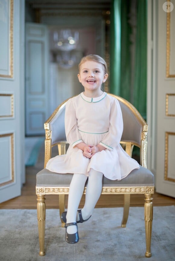 La Princesse Estelle pose pour la photo officielle de son quatrième anniversaire au Château de Haga à Stockholm, le 23 février 2016.