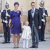La princesse Victoria (enceinte), le prince Daniel de Suède et leur fille la princesse Estelle de Suède au Baptême du prince Nicolas de Suède à la chapelle du palais Drottningholm à Stockholm, le 11 octobre 2015