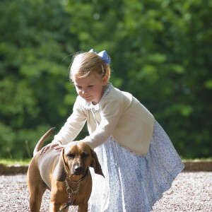 La princesse Estelle de Suède et son chien lors de l'anniversaire de la princesse Victoria à Oland. Le 14 juillet 2015