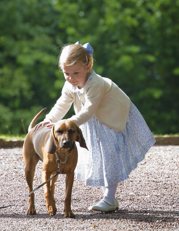 La princesse Estelle de Suède et son chien lors de l'anniversaire de la princesse Victoria à Oland. Le 14 juillet 2015