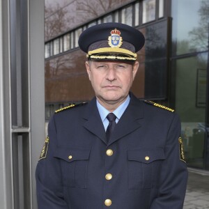 Le roi Carl Gustav de Suède rend visite au commissaire de police de Stockholm Dan Eliasson le 9 février 2016