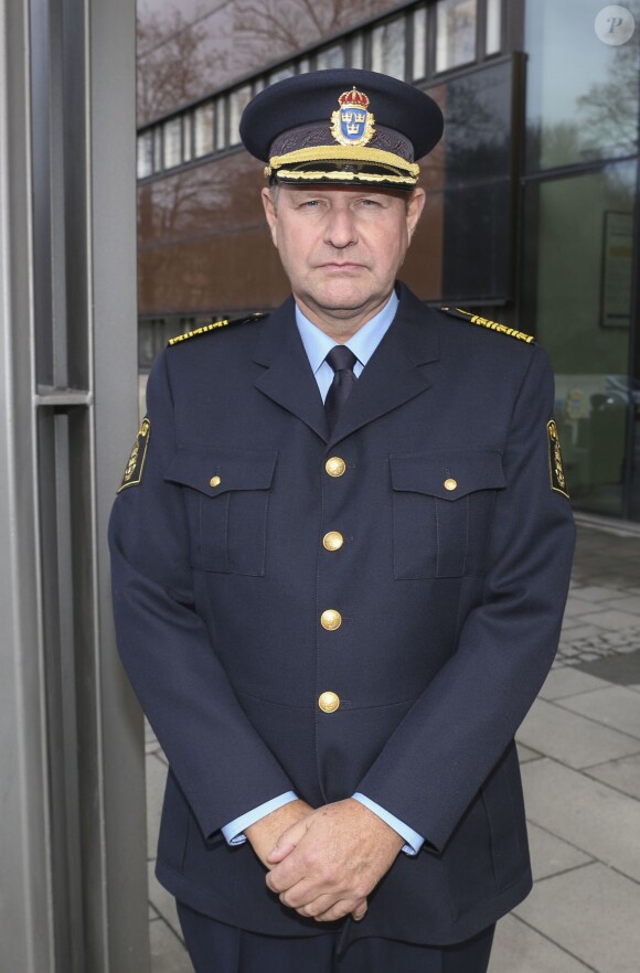 Le roi Carl Gustav de Suède rend visite au commissaire de police de Stockholm Dan Eliasson le 9 février 2016