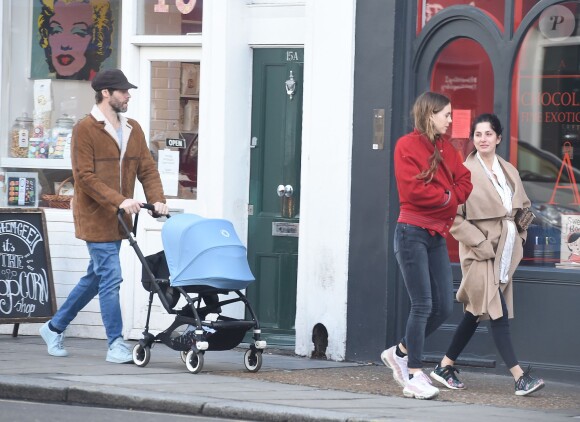 Howard Donald accompagné de sa femme Katit Halil et de leur fils Bowie Taylan Donald va déjeuner dans un restaurant de l'ouest de Londres, le 22 février 2016.