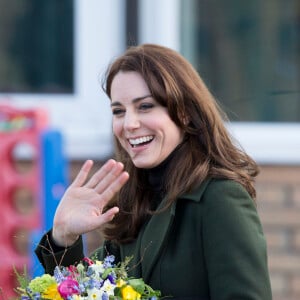 Kate Middleton, connue comme comtesse de Strathearn en Ecosse, en visite à l'école primaire Ste Catherine à Edimbourg le 24 février 2016 en tant que marraine de l'association Place2Be.