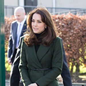 Kate Middleton, connue comme comtesse de Strathearn en Ecosse, en visite à l'école primaire Ste Catherine à Edimbourg le 24 février 2016 en tant que marraine de l'association Place2Be.