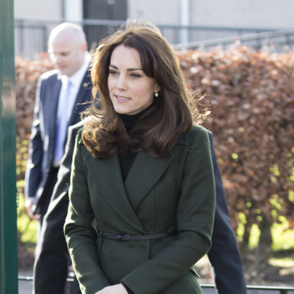 Kate Middleton, connue comme comtesse de Strathearn en Ecosse, en visite à l'école primaire Ste Catherine à Edimbourg le 24 février 2016 en tant que marraine de l'association Place2Be.