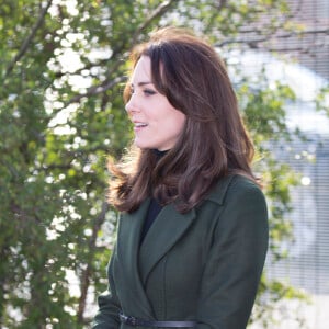 Kate Middleton, connue comme comtesse de Strathearn en Ecosse, en visite à l'école primaire Ste Catherine à Edimbourg le 24 février 2016 en tant que marraine de l'association Place2Be.