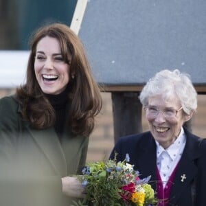 Kate Middleton, connue comme comtesse de Strathearn en Ecosse, en visite à l'école primaire Ste Catherine à Edimbourg le 24 février 2016 en tant que marraine de l'association Place2Be.