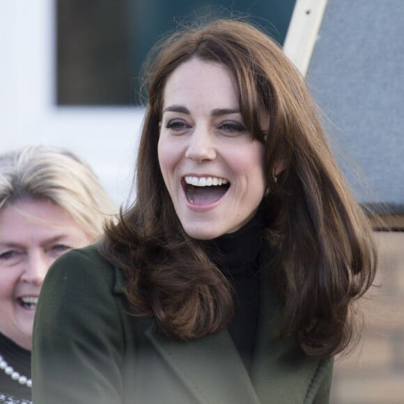 Kate Middleton, connue comme comtesse de Strathearn en Ecosse, en visite à l'école primaire Ste Catherine à Edimbourg le 24 février 2016 en tant que marraine de l'association Place2Be.