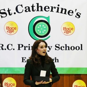 Kate Middleton, duchesse de Cambridge et connue comme comtesse de Strathearn en Ecosse, en visite à l'école primaire Ste Catherine à Edimbourg le 24 février 2016 en tant que marraine de l'association Place2Be.