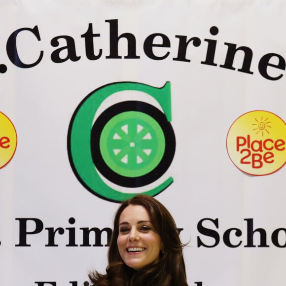 Kate Middleton, duchesse de Cambridge et connue comme comtesse de Strathearn en Ecosse, en visite à l'école primaire Ste Catherine à Edimbourg le 24 février 2016 en tant que marraine de l'association Place2Be.