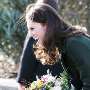 Kate Middleton, duchesse de Cambridge et connue comme comtesse de Strathearn en Ecosse, en visite à l'école primaire Ste Catherine à Edimbourg le 24 février 2016 en tant que marraine de l'association Place2Be.