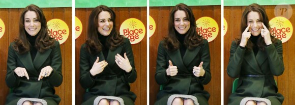 Kate Middleton, duchesse de Cambridge et connue comme comtesse de Strathearn en Ecosse, répète les gestes de la chanson de bienvenue des enfants, en visite à l'école primaire Ste Catherine à Edimbourg le 24 février 2016 en tant que marraine de l'association Place2Be.