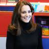 Kate Middleton, duchesse de Cambridge et comtesse de Strathearn en Ecosse, portait une jupe Le Kilt lors de sa visite à l'école primaire Ste Catherine à Edimbourg le 24 février 2016 en tant que marraine de l'association Place2Be.