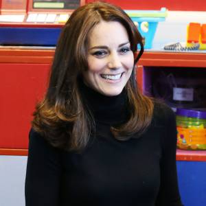 Kate Middleton, duchesse de Cambridge et comtesse de Strathearn en Ecosse, portait une jupe Le Kilt lors de sa visite à l'école primaire Ste Catherine à Edimbourg le 24 février 2016 en tant que marraine de l'association Place2Be.