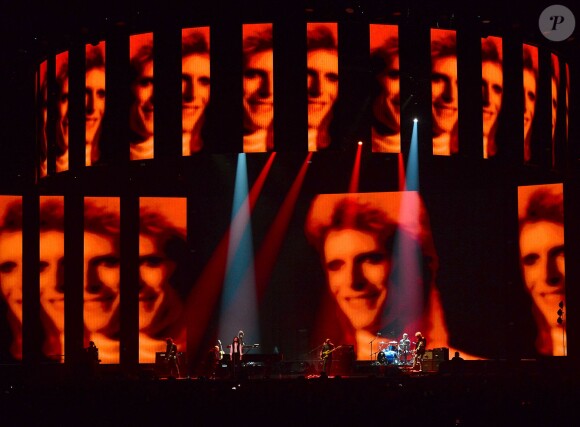 Lorde accompagnée du groupe de David Bowie rendent hommage à l'artiste mort en janvier durant la cérémonie des BRIT Awards 2016 à l'O2 Arena à Londres, le 24 février 2016.