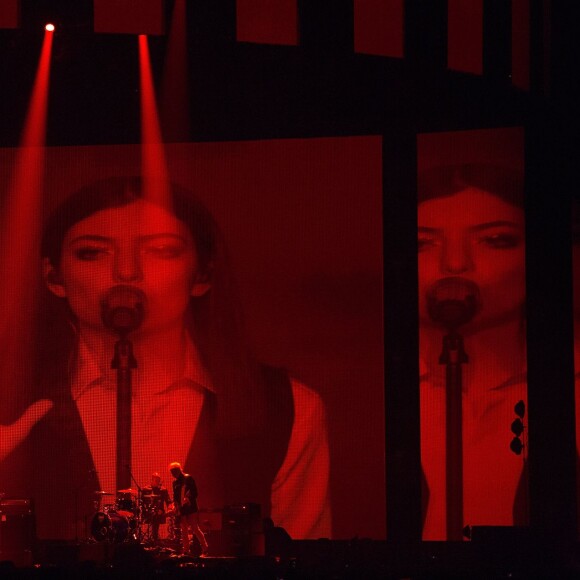 Lorde accompagnée du groupe de David Bowie rendent hommage à l'artiste mort en janvier durant la cérémonie des BRIT Awards 2016 à l'O2 Arena à Londres, le 24 février 2016.