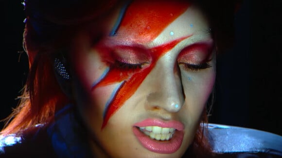Lady Gaga en collaboration avec Intel et Nile Rodgers - Hommage à David Bowie à la 58e cérémonie des Grammy Awards à Los Angeles, le 15 février 2016.