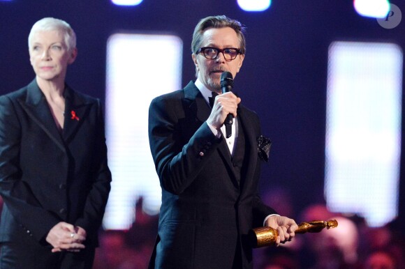 Annie Lennox et Gary Oldman, venu récupérer le prix de l'icône britannique attribué à David Bowie remis à titre posthume - Cérémonie des BRIT Awards 2016 à l'O2 Arena à Londres, le 24 février 2016.  24 February 2016. BRIT Awards 2016 ceremony at O2 Arena in London24/02/2016 - Londres