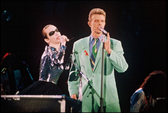 David Bowie et Annie Lennox rendent hommage à Freddie Mercury sur scène en 1992.