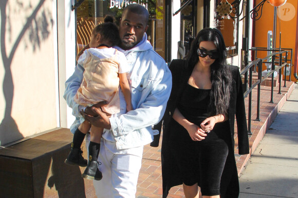 Kanye West, Kim Kardashian et North West à West Hollywood, Los Angeles, le 21 février 2016.