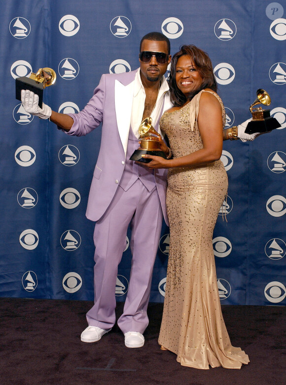 Kanye West, sa mère Donda West et ses trois Grammys (Meilleure chanson Rap, Meilleur album rap et Meilleure performance rap en solo) aux 48e Grammy Awards. Los Angeles, février 2016.